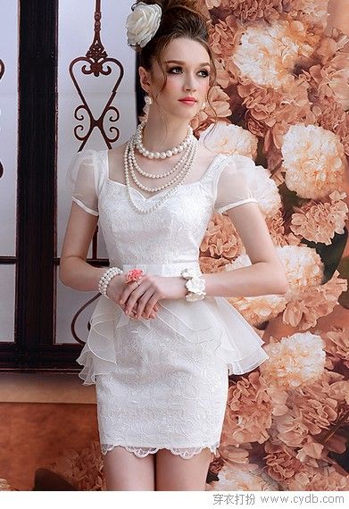學(xué)明星搭花瓣裙 俏現(xiàn)小蠻腰